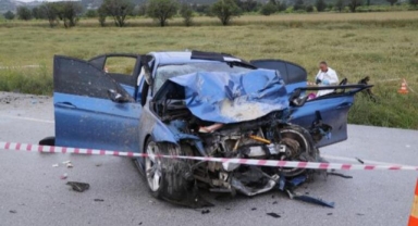 Otomobil, refüjü aşıp ciple çarpıştı: 5 ölü, 5 yaralı