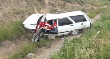 Otomobil, su kanalına girdi; 1'i bebek, 4 yaralı