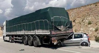 Otomobil TIR'a çarptı: 1 ölü