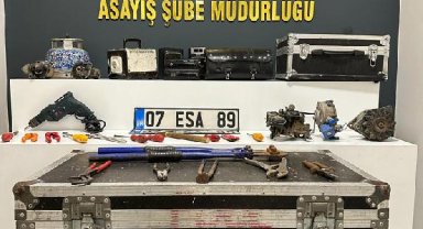 Otomobil ve plaka hırsızları polisten kaçamadı