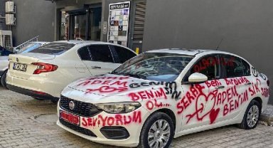 Otomobilin üzerine sprey boya ile aşk mesajları yazılıp, lastikleri kesildi