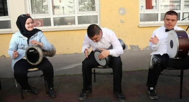 Özel çocuklar ritim tutarak sosyalleşiyor