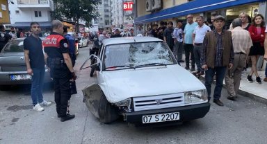 Park halindeki araçlara otomobili ile çarptı; mahalleli dövdü