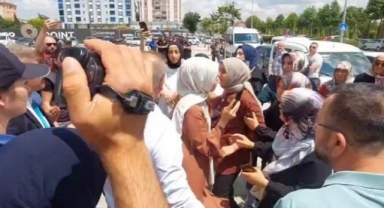 Protesto amaçlı 20 kişi ile polis arasında arbede 