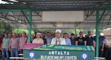 Şehit öğretmenin annesi toprağa verildi