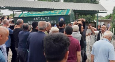 Şehit öğretmenin babası toprağa verildi