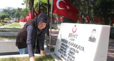 Şehitlik ve mezarlıklarda bayram yoğunluğu