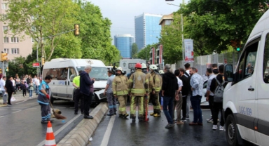 Servis minibüsü otomobile çarptı: 4 yaralı