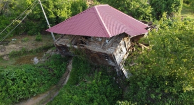 Sinop'ta meydana gelen heyelanda 4 ev kullanılamaz hale geldi
