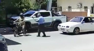 Sürücüler kavga ederken motosikleti çaldı