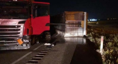 TIR karşı şeride geçti: 1 ölü, 6 yaralı