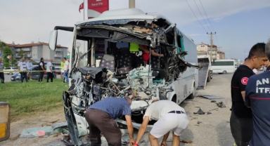 Tıra çarpan tur minibüsünün sürücüsü öldü, 5 kişi yaralandı