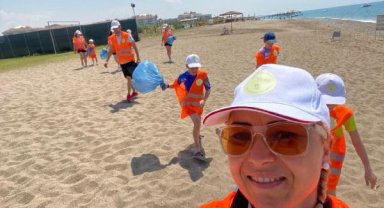 Turizm çalışanları ile turistler sahili temizledi