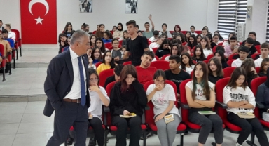 Vali Yazıcı, Finike’de öğrencilerle buluştu