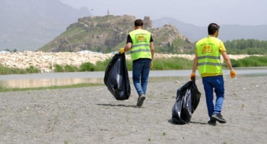 Van Gölü sahilinde 25 ton çöp toplandı