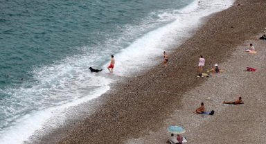 Yağmura aldırış etmeden denize girdiler