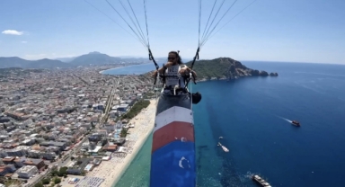  Yamaç paraşütüne kano bağlayıp denize iniş yaptı