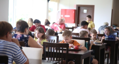 Yetimlerin yüzü Antalya’da güldü