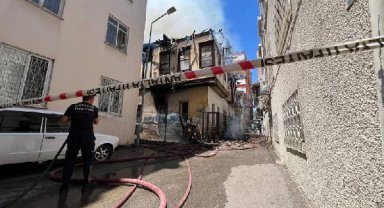 200 yıllık ev yandı, mahalleli seferber oldu