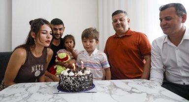  4 aydır yaşadıkları sokaktan kurtulup eve yerleşti