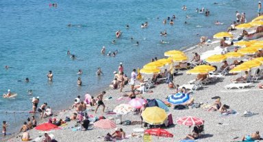 Antalya'da sıcak hava bunalttı