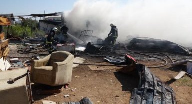 Antalya'da spot mağazasında yangın