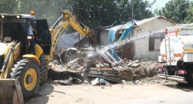 Antalya'da yabancı uyrukluların kaldığı 5 gecekondu yıkıldı