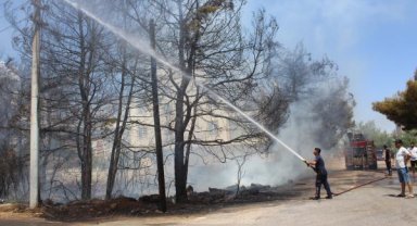 Antalya'da yangın, evlere ulaşmadan söndürüldü