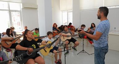 Antalyalı çocuklar, ATABEM'de hem öğreniyor hem eğleniyor