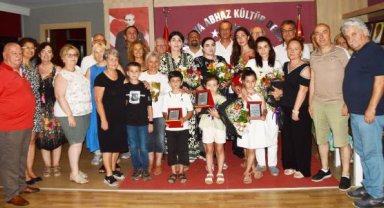 Başarılı çocuklar plaketle ödüllendirildi