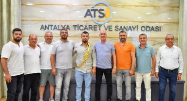 Başkan Bahar'dan başpehlivana 'El ense'