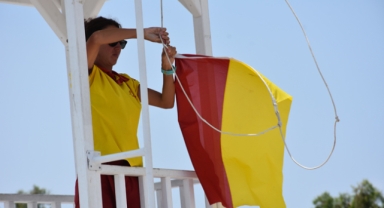 Bayrağa bakmadan denize girmeyin!