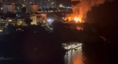 Çalılıkta çıkan yangın kafeye sıçradı, alev alev yandı