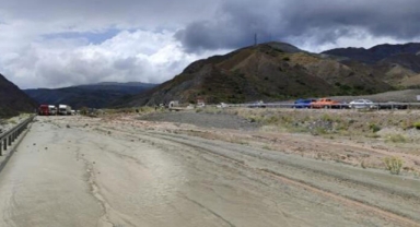 Çamurla kaplanan Erzincan-Sivas kara yolu ulaşıma açıldı