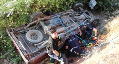 Devrilen kamyonetten, itfaiye çıkardı