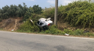  Devrilen otomobildeki 2 kişi yaralandı