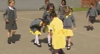 Okulda duygusal anlar: Küçük kız yeni protez bacağıyla arkadaşlarını sevindirdi!