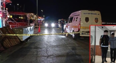 Elinde çiçekle yürüyen kadını vurdu