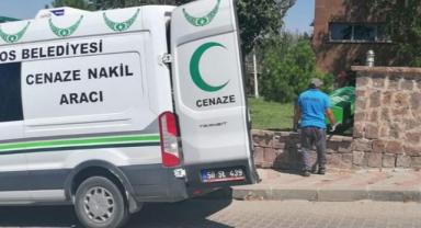 Eşini ve kızını öldürdü