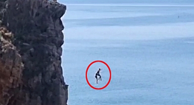 Falezlerden el ele tehlikeli atlayış
