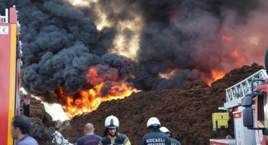 Geri dönüşüm fabrikasında çıkan yangına müdahale ediliyor