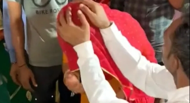 Hindistan'da tartışmalı şifacı videosu: Hastaları tokatla tedavi ediyor!