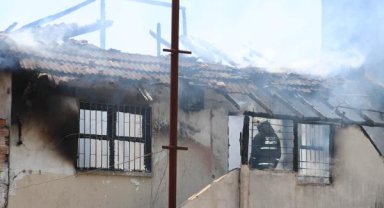 İki katlı metruk binada yangın