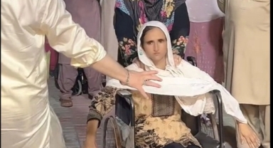 İlginç olay sosyal medyada gündem yarattı: Tekerlekli sandalyeli kadın bir dokunuşla ayağa kalktı!