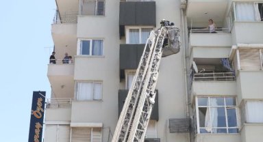 İtfaiye ekibini sıcak havada film izler gibi izlediler