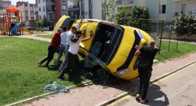 Kaza yapan taksi yan yattı: 3 yaralı