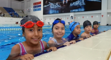 Kepez’de minik  eller kulaç atıyor