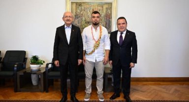 Kılıçdaroğlu, Başpehlivan Yusuf Can'ı kutladı 