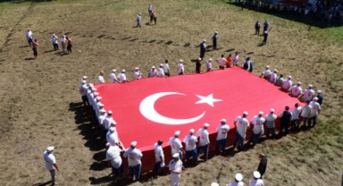 Kırkpınar Er Meydanı'nda dev Türk bayrağı açıldı