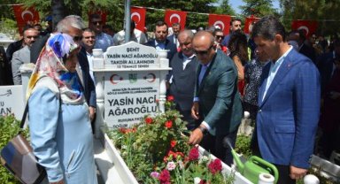 Mezarı başında anıldı 